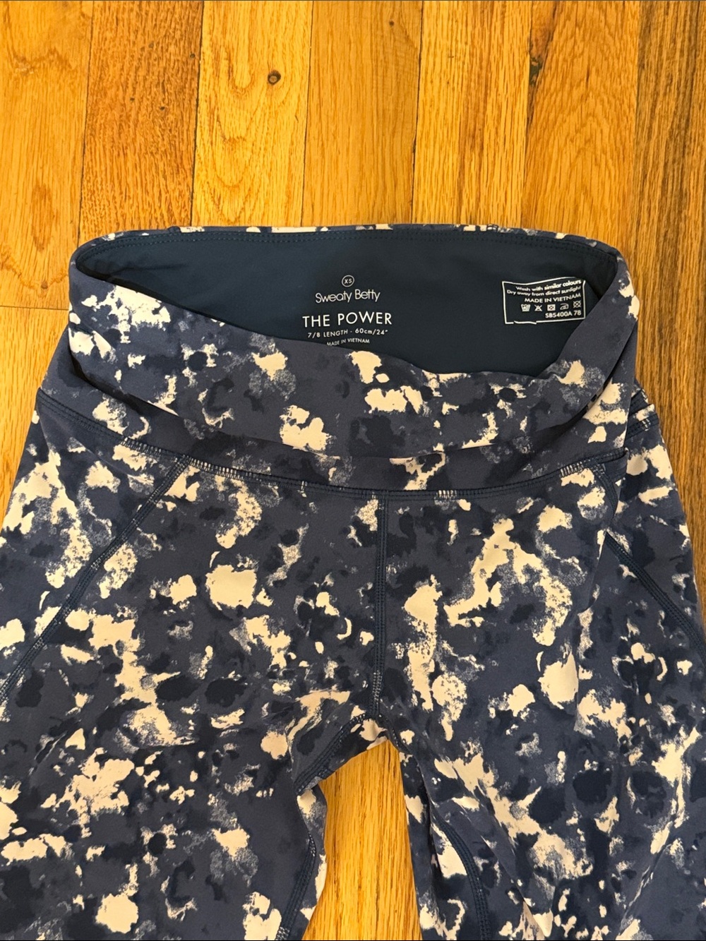 Sweaty Betty Leggings in Navy and Cream Abstract Print